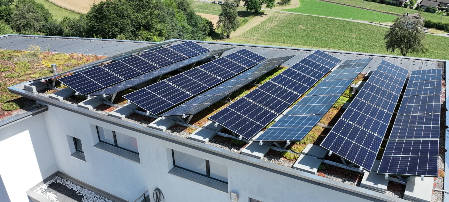 18 kWp Flachdachanlage distanziert auf Substrat Boniswil